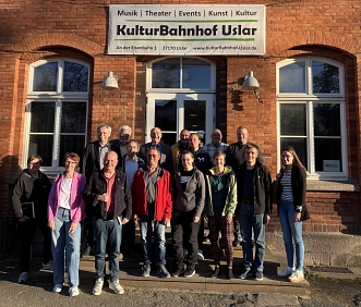 Teilnehmer am 1. Treffen 150 Jahre Sollingbahn vor dem Kulturbahnhof in Uslar&nbsp;&copy;&nbsp;Stadt Uslar