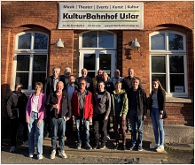 Teilnehmer am 1. Treffen 150 Jahre Sollingbahn vor dem Kulturbahnhof in Uslar