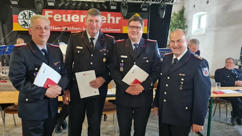 Ehrungen auf der Delegiertenversammlung 2023 - 
Mike Beskow (Uslar) und Nils Utermöhle (Schönhagen) erhielten das silberne Ehrenkreuz des Deutschen Feuerwehrverbandes. Rolf Engelke (Dinkelhausen) erhilet die silberne Ehrennadel des Landesfeuerwehrverbandes Niedersachsen, es gratuliert Bürgermeister Torsten Bauer.&nbsp;&copy;&nbsp;Feuerwehr Stadt Uslar