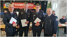 Ehrungen auf der Delegiertenversammlung 2023 - 
Mike Beskow (Uslar) und Nils Utermöhle (Schönhagen) erhielten das silberne Ehrenkreuz des Deutschen Feuerwehrverbandes. Rolf Engelke (Dinkelhausen) erhilet die silberne Ehrennadel des Landesfeuerwehrverbandes Niedersachsen, es gratuliert Bürgermeister Torsten Bauer.