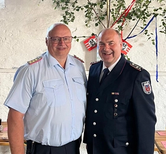 Ehrung Ehrenmitgliedschaft im Kreisfeuerwehrverband Northeim für Jörg Jacob (Uslar). es gratuliert Bürgermeister Torsten Bauer.&nbsp;&copy;&nbsp;Feuerwehr Stadt Uslar