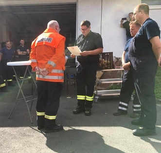 Stadtbrandmeister Nils Utermöhle überreicht Lothar Scholz das Ehrenzeichen für 50 Jahre aktive Mitgliedschaft in der Feuerwehr.&nbsp;&copy;&nbsp;Feuerwehr Stadt Uslar