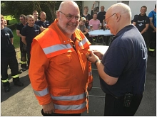 Übergabe des Deutschen-Feuerwehr-Ehrenkreuz in bronze durch den stellvertretenden Abschnittsleiter Jörg Jacob an Lothar Scholz.