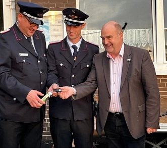 Bürgermeister Bauer übergibt den Fahrzeugschlüssel an Stadtbrandmeister Utermöhle und Ortsbrandmeister Konrad.&nbsp;&copy;&nbsp;Feuerwehr Stadt Uslar