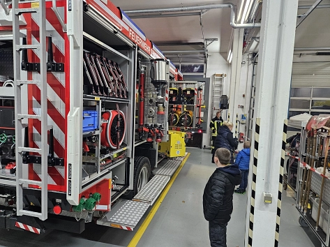 Laternenumzug am 11.11.2023, Fahrzeugvorstellung in der Halle&nbsp;&copy;&nbsp;Feuerwehr Stadt Uslar
