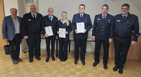 Beförderungen auf der Stadtkommandositzung, von links Bürgermeister Torsten Bauer, stellvertretender Stadtbrandmeister Martin Dreier. Von der Stadtjugendfeuerwehr Christian Filmer, Chiara Jordan und Lukas Leibecke. Stellvertretender Stadtbrandmeister Michael Kuttig und Stadtbrandmeister Nils Utermöhle&nbsp;&copy;&nbsp;Feuerwehr Stadt Uslar