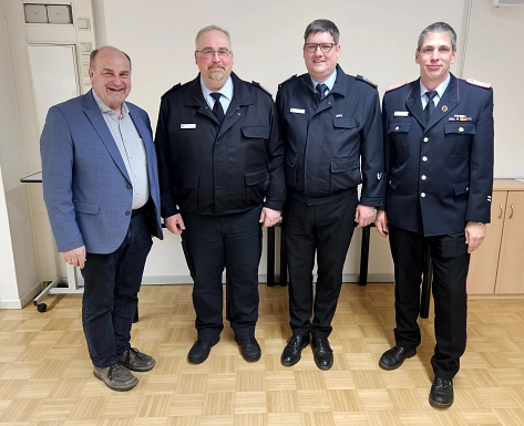 Wiederwahl des Stellvertrenden Stadtbrandmeister Martin Dreier, 2. von links. Weiterhin auf dem Foto Bürgermeister Torsten Bauer, Stadtbrandmeister Nils Utermöhle und Stellvertreter Michael Kuttig.&nbsp;&copy;&nbsp;Feuerwehr Stadt Uslar