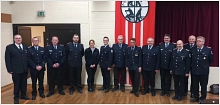 Das Bild zeigt die geehrten und beförderten Feuerwehrmitglieder, sowie den Kreisbrandmeister, Abschnittsleiter, Stadtbrandmeister und den Bürgermeister der Stadt Uslar.