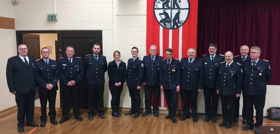 2026-03-06 Abschnittsversammlung BA West Das Bild zeigt die geehrten und beförderten Feuerwehrmitglieder, sowie den Kreisbrandmeister, Abschnittsleiter, Stadtbrandmeister und den Bürgermeister der Stadt Uslar. © Feuerwehr Stadt Uslar