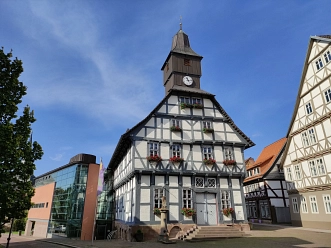 Altes Rathaus Uslar und neuem Anbau mit Glasfront.&nbsp;&copy;&nbsp;Stadt Uslar