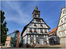 Altes Rathaus quer Kraft Altes Rathaus Uslar und neuem Anbau mit Glasfront.