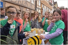 Kinder bei einer Aktion auf dem Bienen-Markt 2024