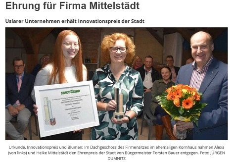 Heike Mittelstädt hält den Inovationspreis und Ihre Tochter Alexa die Urkunde in der Hand. Bürgermeister Bauer überreicht einen Blumenstrauß.&nbsp;&copy;&nbsp;HNA