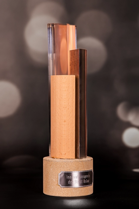 Innovationspreis der Stadt Uslar Skulptur aus Glas, Holz und Stein © Stadt Uslar
