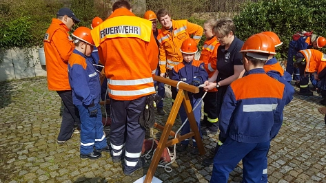 Jugendfeuerwehr Fürstenhagen übt am Knotengestell verschiedene Knoten, die Ausbilder zeigen den Jugendlichen die richtige Handhabung.&nbsp;&copy;&nbsp;Feuerwehr Stadt Uslar