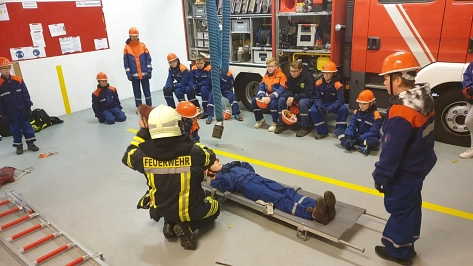 Jugendfeuerwehr Schönhagen Ausbildungsdienst im Umgang mit einer Krankentrage.&nbsp;&copy;&nbsp;Feuerwehr Stadt Uslar