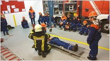 JF Schönhagen Tragehilfe Jugendfeuerwehr Schönhagen Ausbildungsdienst im Umgang mit einer Krankentrage.