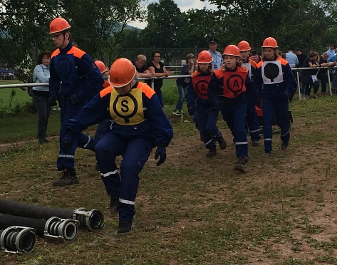 Jugendfeuerwehr Schoningen - Wettkampfgruppe bei der Löschübung.&nbsp;&copy;&nbsp;Feuerwehr Stadt Uslar