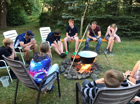 Jugendfeuerwehr Sohlingen - gemütliche Runde am Lagerfeuer.&nbsp;&copy;&nbsp;Feuerwehr Stadt Uslar