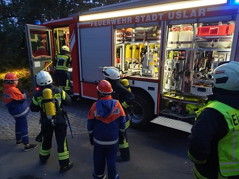 Jugendfeuerwehr Uslar übt gemeinsam mit der Einsatzabteilung. Ausrüsten eines Trupps an einem Löschfahrezeug.&nbsp;&copy;&nbsp;Feuerwehr Stadt Uslar
