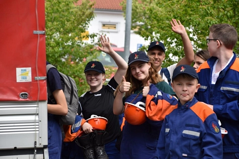 Mitglieder der Jugendfeuerwehr Uslar winken fröhlich zu.&nbsp;&copy;&nbsp;Feuerwehr Stadt Uslar