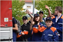 JF Uslar Hallo Mitglieder der Jugendfeuerwehr Uslar winken fröhlich zu.