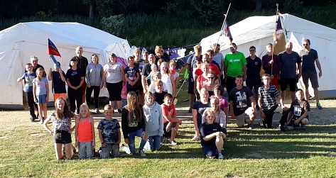 Zeltlager der Jugendfeuerwehren der Stadt Uslar in Gieselwerder. Alle Teilnehmer vor den Zelten zum Gruppenfoto angetreten.&nbsp;&copy;&nbsp;Feuerwehr Stadt Uslar