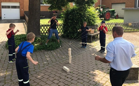 Kinderfeuerwehr Sohlingen - Geschicklichkeitsaufgabe, ein Turm muss gestapelt werden.&nbsp;&copy;&nbsp;Feuerwehr Stadt Uslar