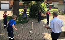 KF Sohlingen Geschicklichkeit Kinderfeuerwehr Sohlingen - Geschicklichkeitsaufgabe, ein Turm muss gestapelt werden.
