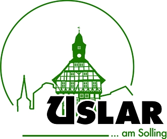 Marke Uslar Schriftzug Uslar am Solling mit stilisiertem Rathaus umfasst von einem grünen Kreis © Stadt Uslar
