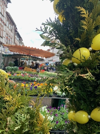 Durch den Osterbrunnen geschaut&nbsp;&copy;&nbsp;Stadt Uslar