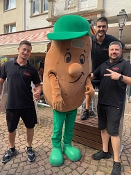 Pekermännchen in der Eisdiele Pekermarkt © Stadt Uslar